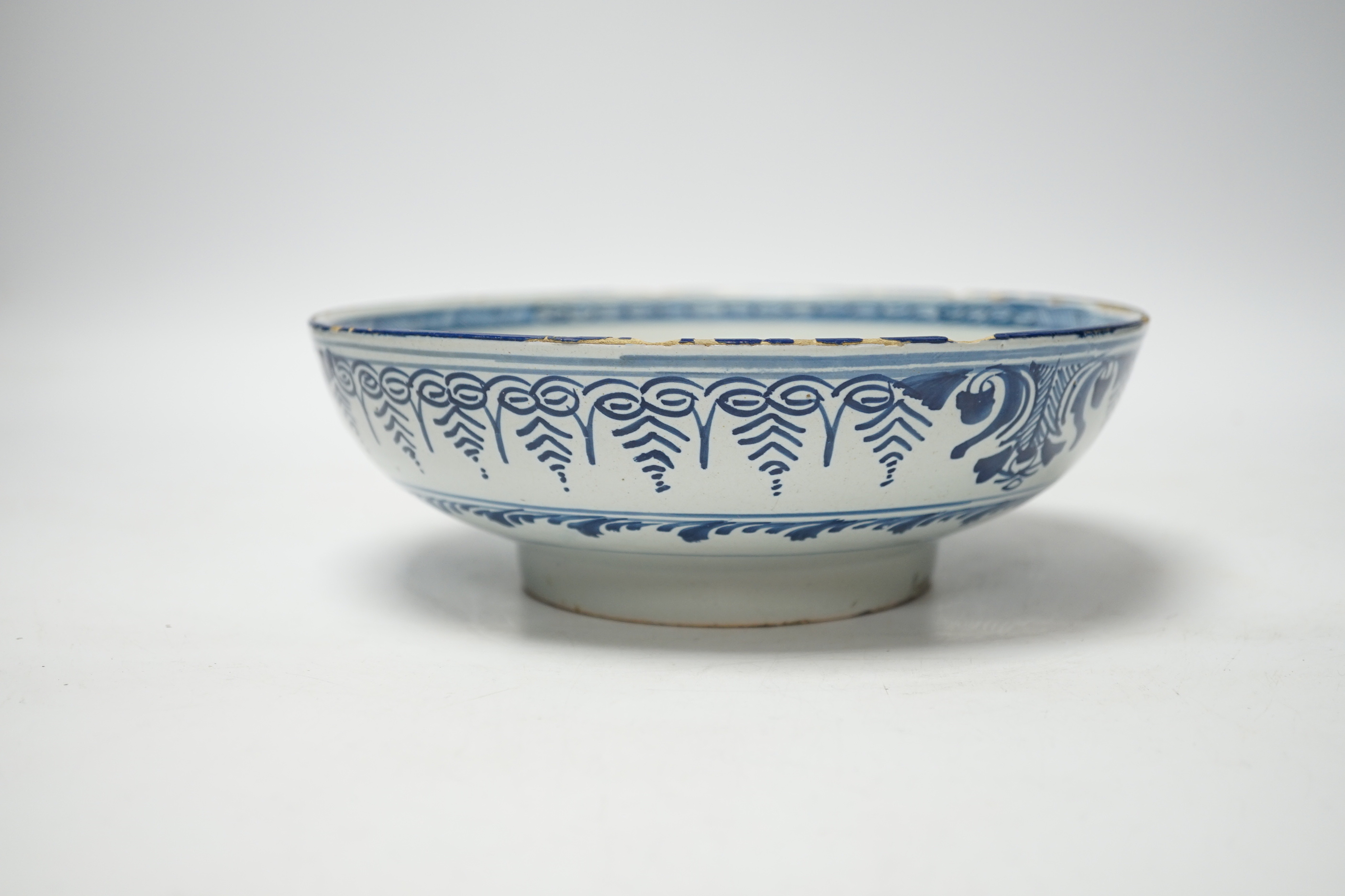 An early 18th century Delft blue and white bowl, 20cm diameter